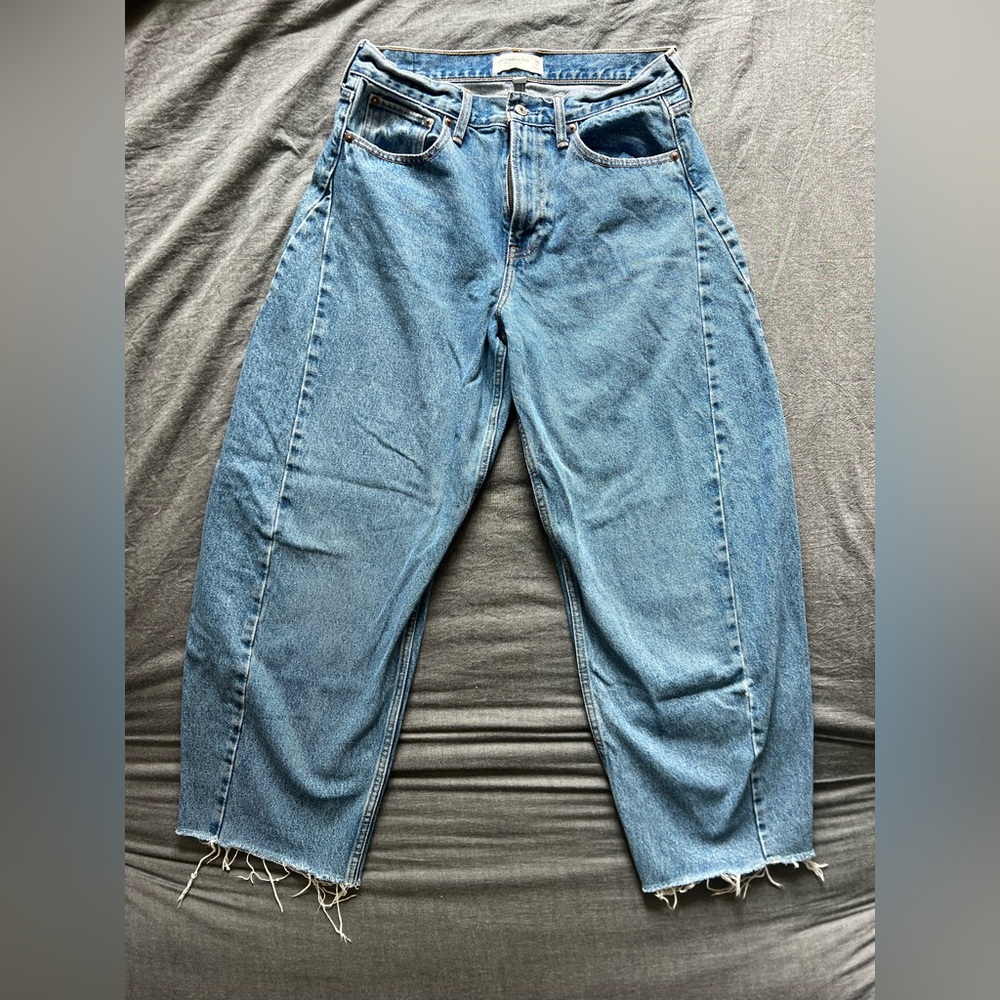 Abercrombie & Fitch Light Blue distressed bottom Barrel Jeans 29 LONG